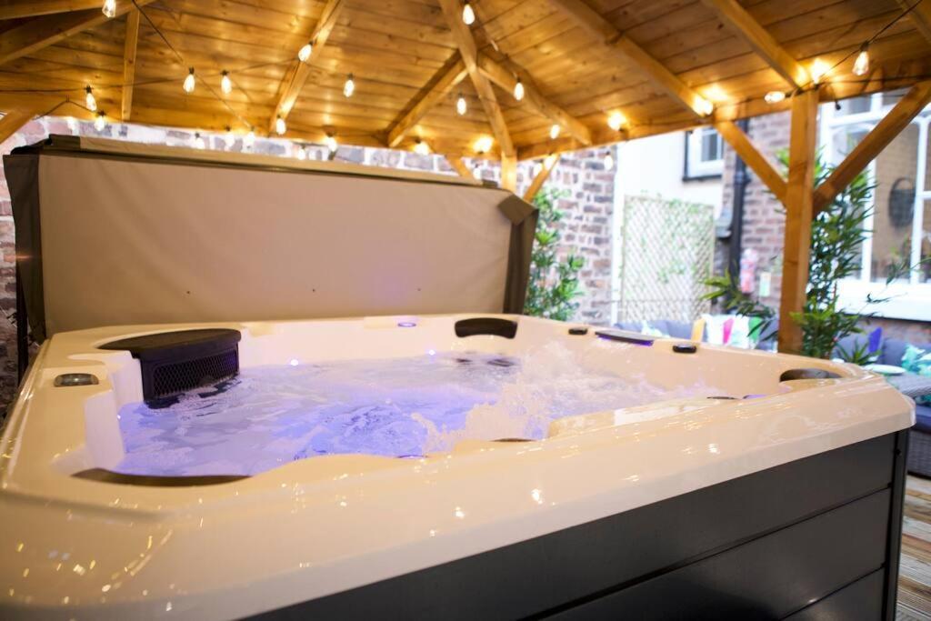 Romance On The Rows - Hot Tub City Centre เชสเตอร์ ภายนอก รูปภาพ